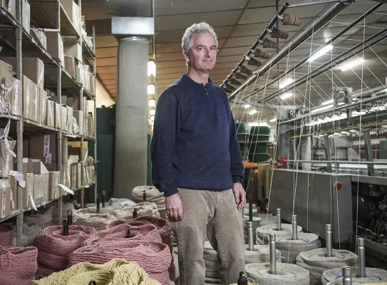 Benoît de LAROUZIÈRE devant les bobines de laine de la filature Fonty