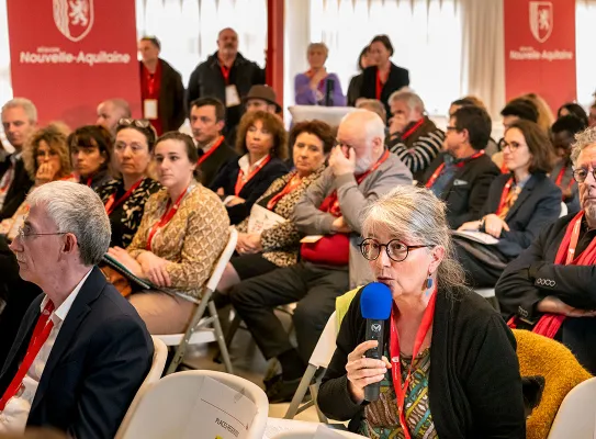 Une femme pose une question lors d'une rencontre Innovez en ruralité