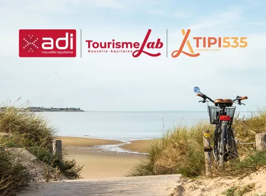 Logos ADI, Tourisme Lab et Tipi535 soutiennent l'industrie du tourisme, comme ici sur une plage de Nouvelle-Aquitaine
