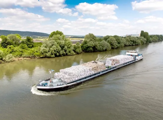 bateau sur voie navigable transport de marchandises sur fleuve 