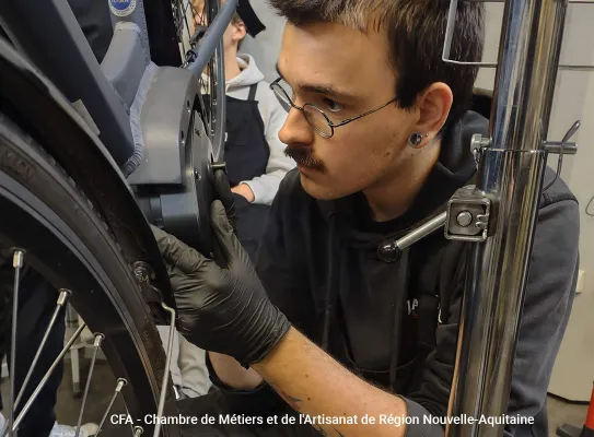 Homme travaillant à la réparation d'un vélo mobilité douce et décarbonnée