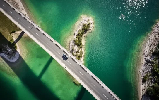 route sur un pont traversant une mer pour une mobilité décarbonée