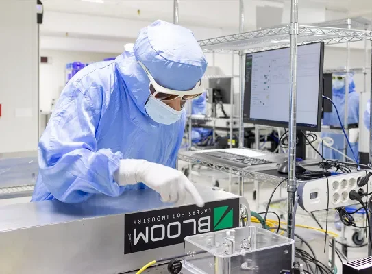 Un opérateur de Bloom Lasers travaille sur les composants électroniques