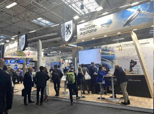 Visiteurs du stand Nouvelle-Aquitaine au salon du Bourget