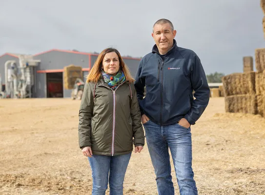 Cécile et Thierry GRIMAULT devant le bâtiment de Grimault Paille et Fourrage