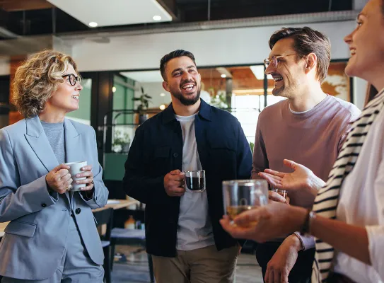 Échange d'une équipe autour d'un café