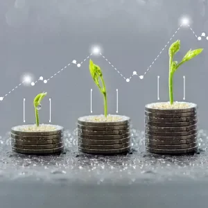financer ma startup une courbe montante avec des pièces et des jeunes pousses végétales